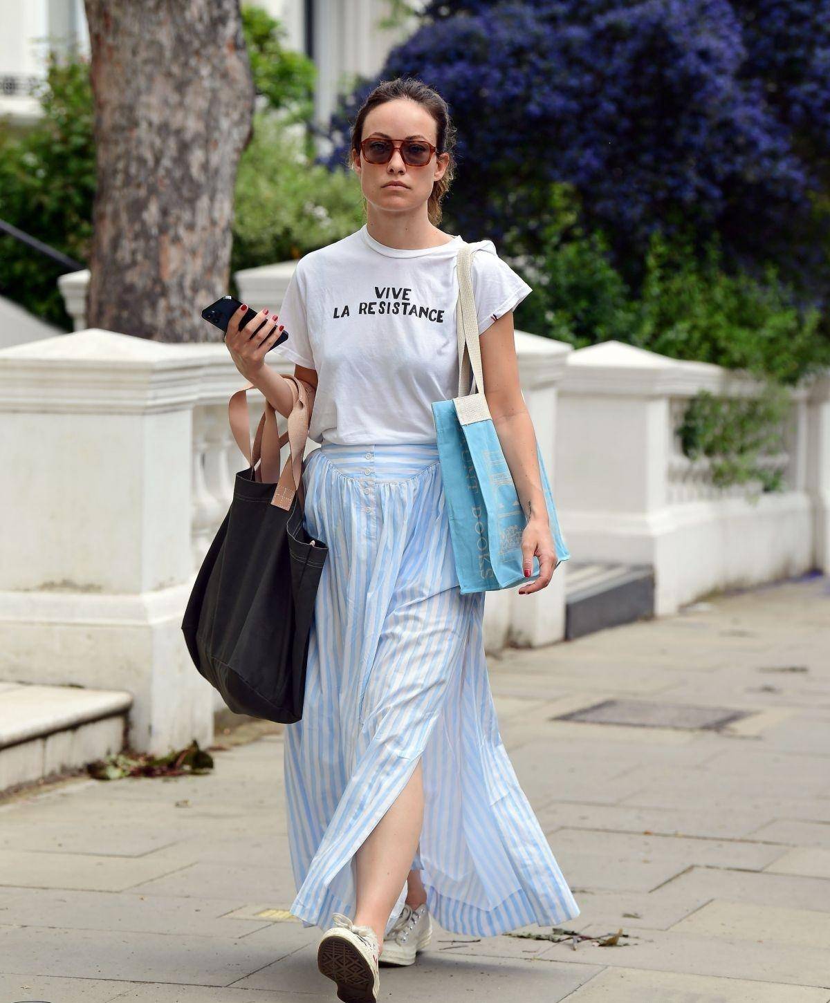 奥莉维亚白色西装优雅自然,贝拉宽肩短裙显胳膊粗|潮街拍_olivia_体系