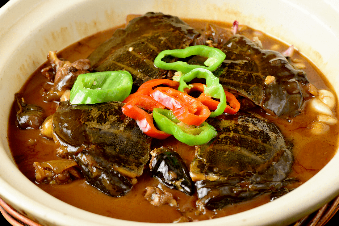 然后撕去外皮;食材:食材:甲鱼,葱,姜,蒜,小米椒推荐食谱【红烧甲鱼】1