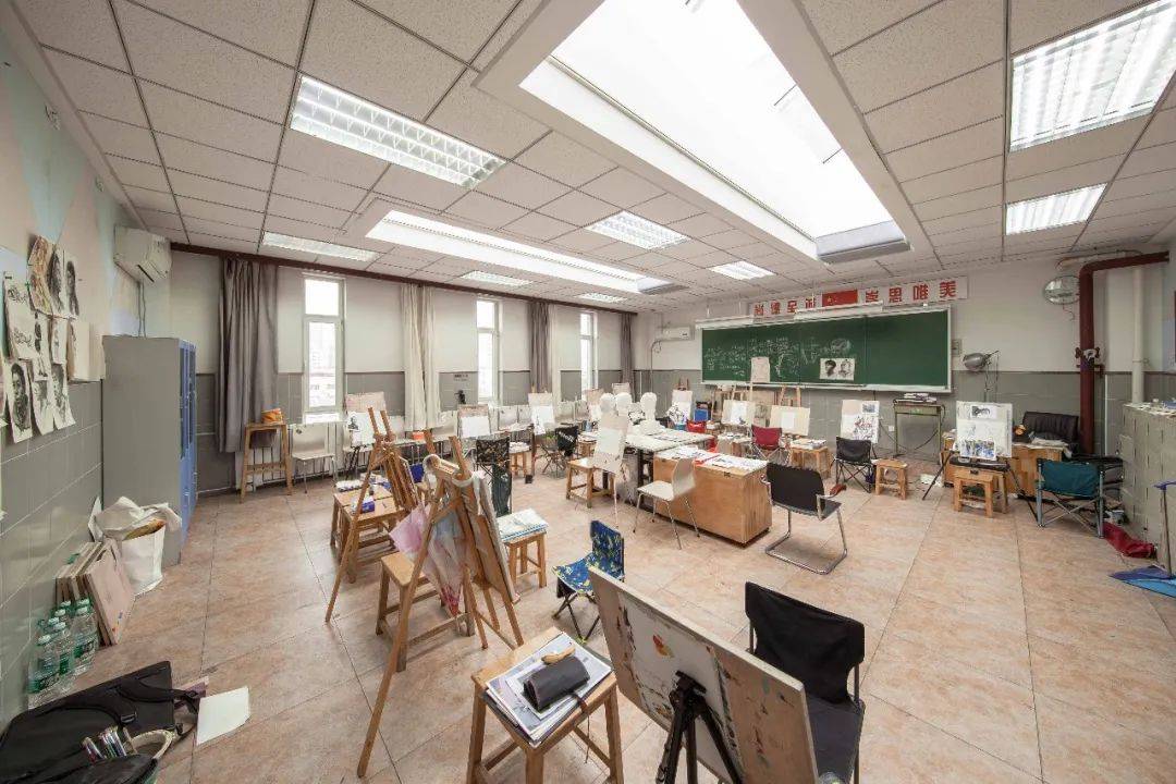 学校有60多年的办学历史,位于酒仙桥大山子电子城中心,紧邻798艺术