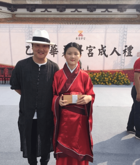 孙楠带女儿看话剧,22岁买宝瑶模样大变
