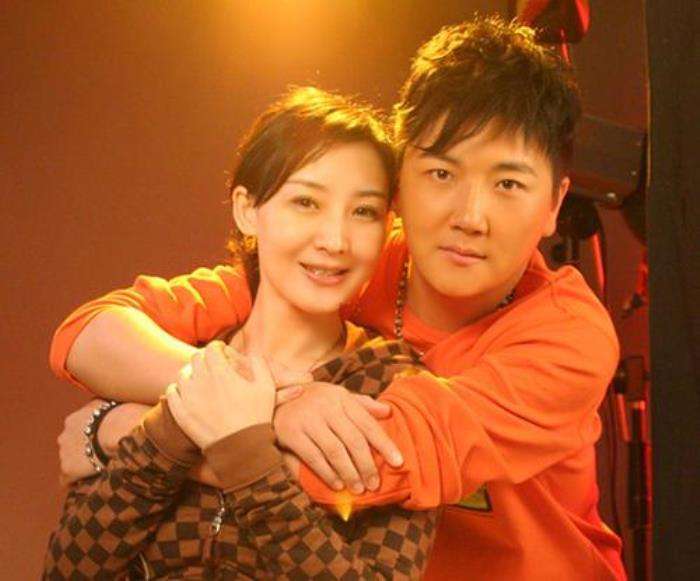 孙楠带女儿看话剧,22岁买宝瑶模样大变