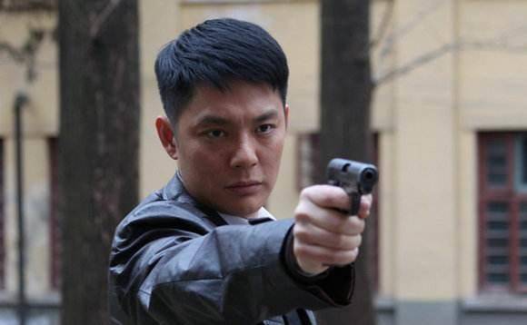 傅程鹏曾在《狙击生死线》中饰演特警"山鹰韩光"为观众所熟知,此后又