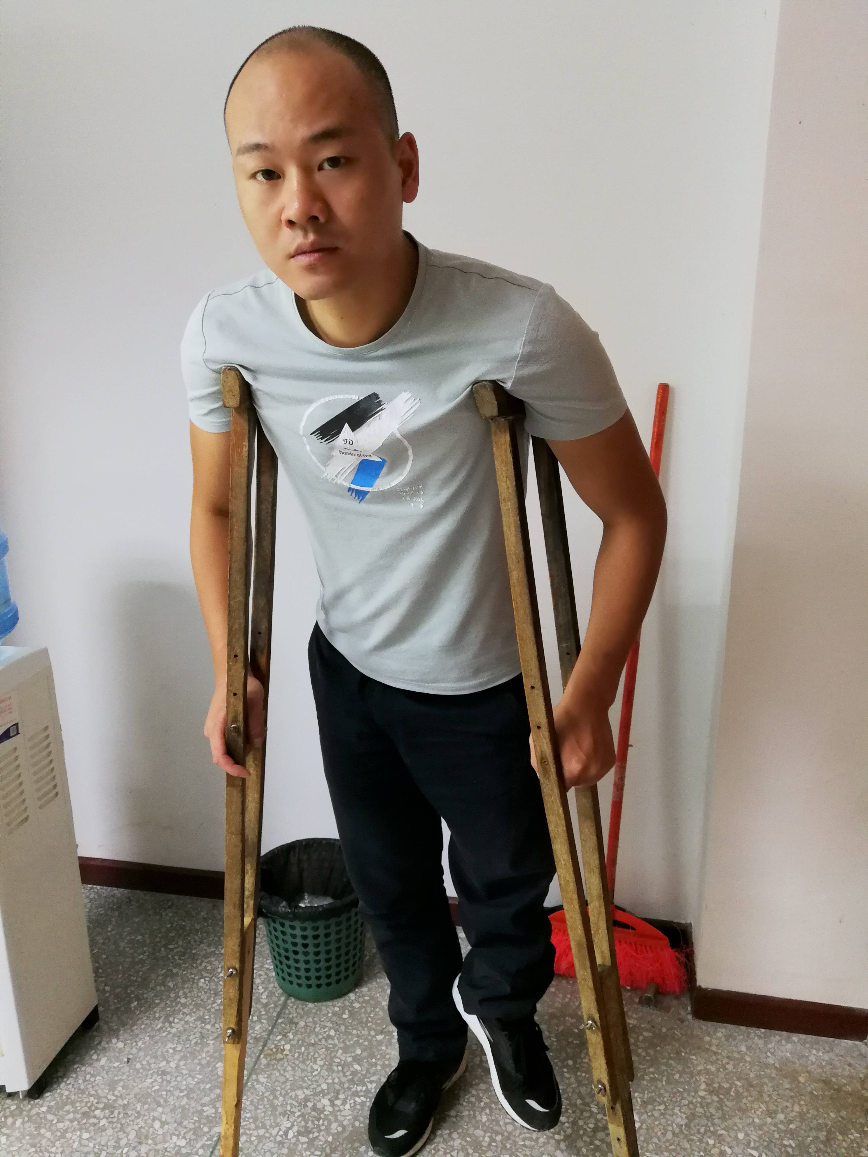 5岁腿部残疾20岁又遭遇车祸恳请好心人帮忙助力给我一个站起来的机会