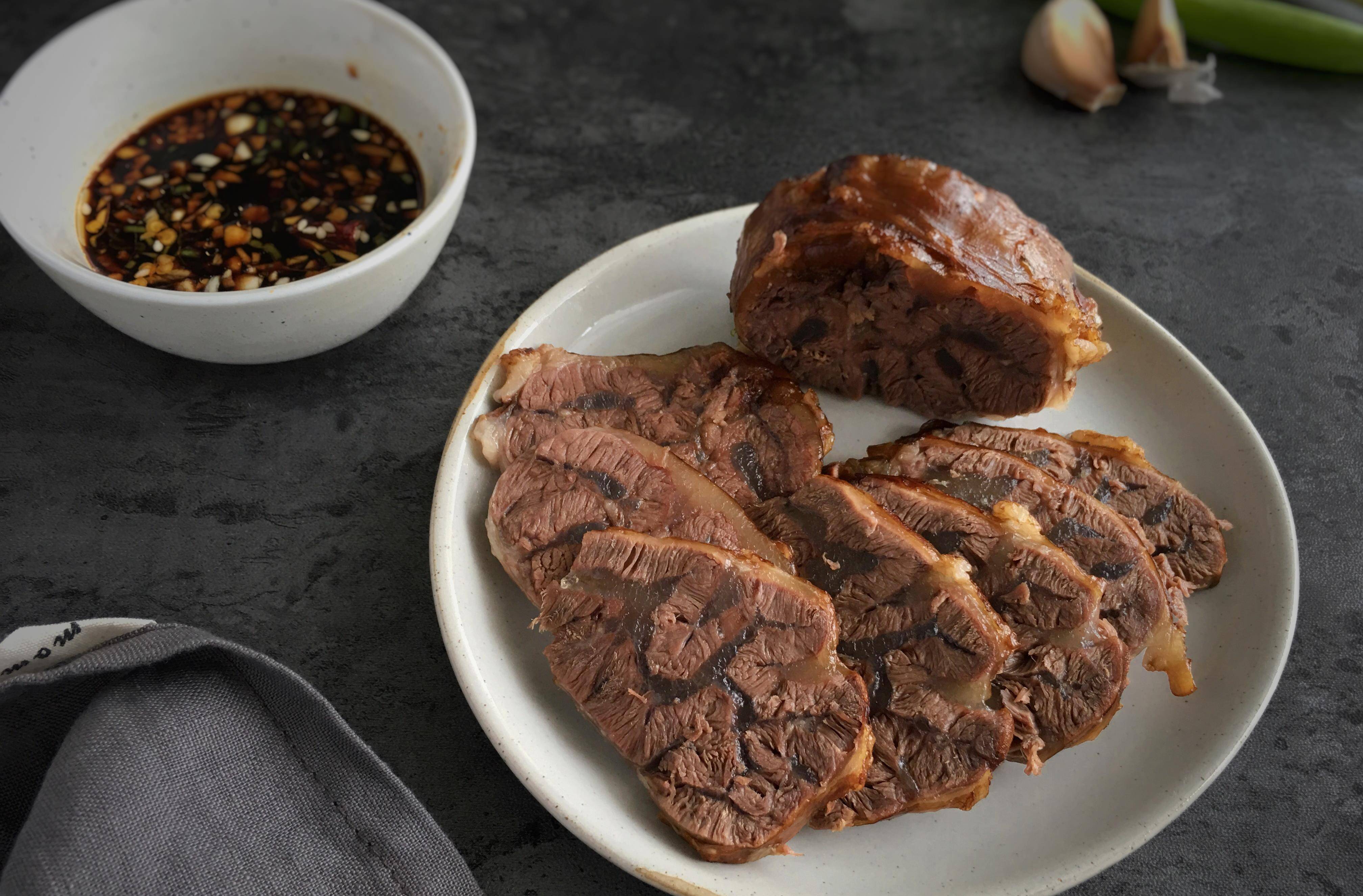 1条金钱腱加入简单的调料就可以做出喜欢的酱牛肉空口吃也不咸