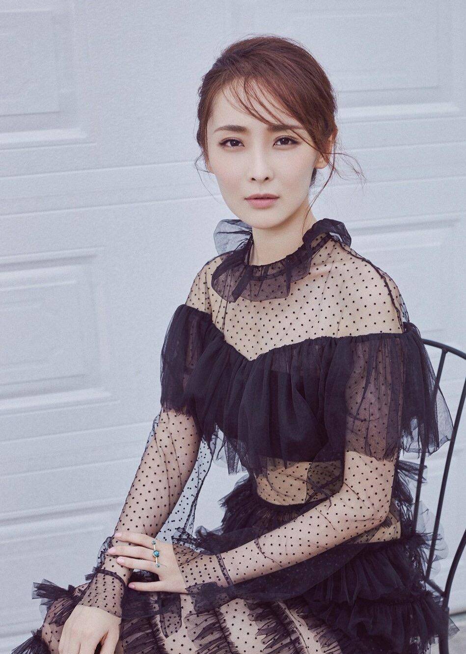 李曼穿衣真胆大,穿一件黑色蛋糕连衣裙时尚大气,女神范十足_部分_身材