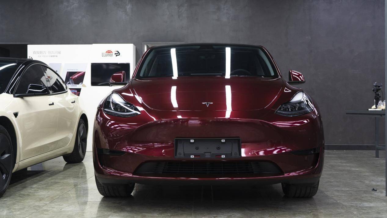 天津贴膜店特斯拉modely改色龙血红效果展示