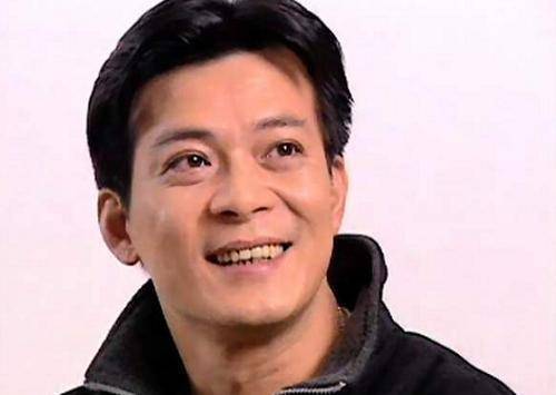 而年轻单纯的黄日华,只顾着感谢周润发,却忘了顾忌师兄内心的感受,也