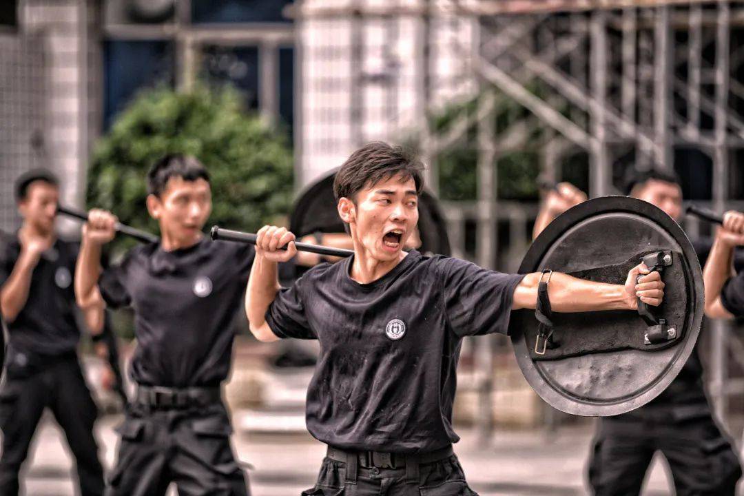 隨著震天的呼喊聲,特警隊員手持棍盾,目光如龍,開展警體拳和警棍盾牌