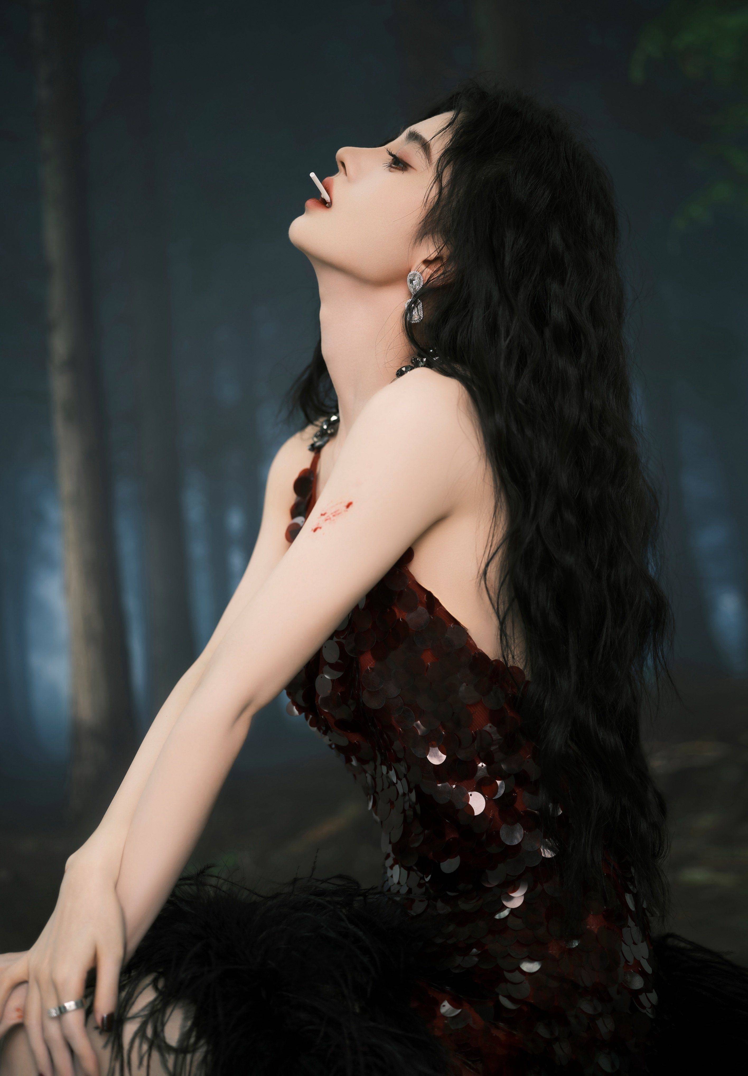 鞠婧祎长发飘飘美背性感写真