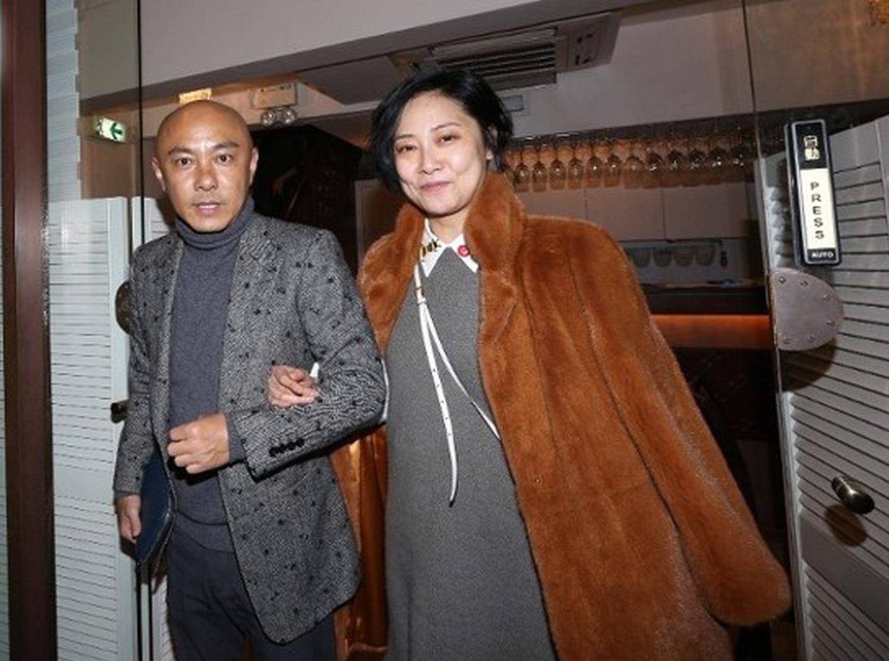 原创张卫健老婆张茜穿搭低调不失时尚优雅中透露着一丝娇艳