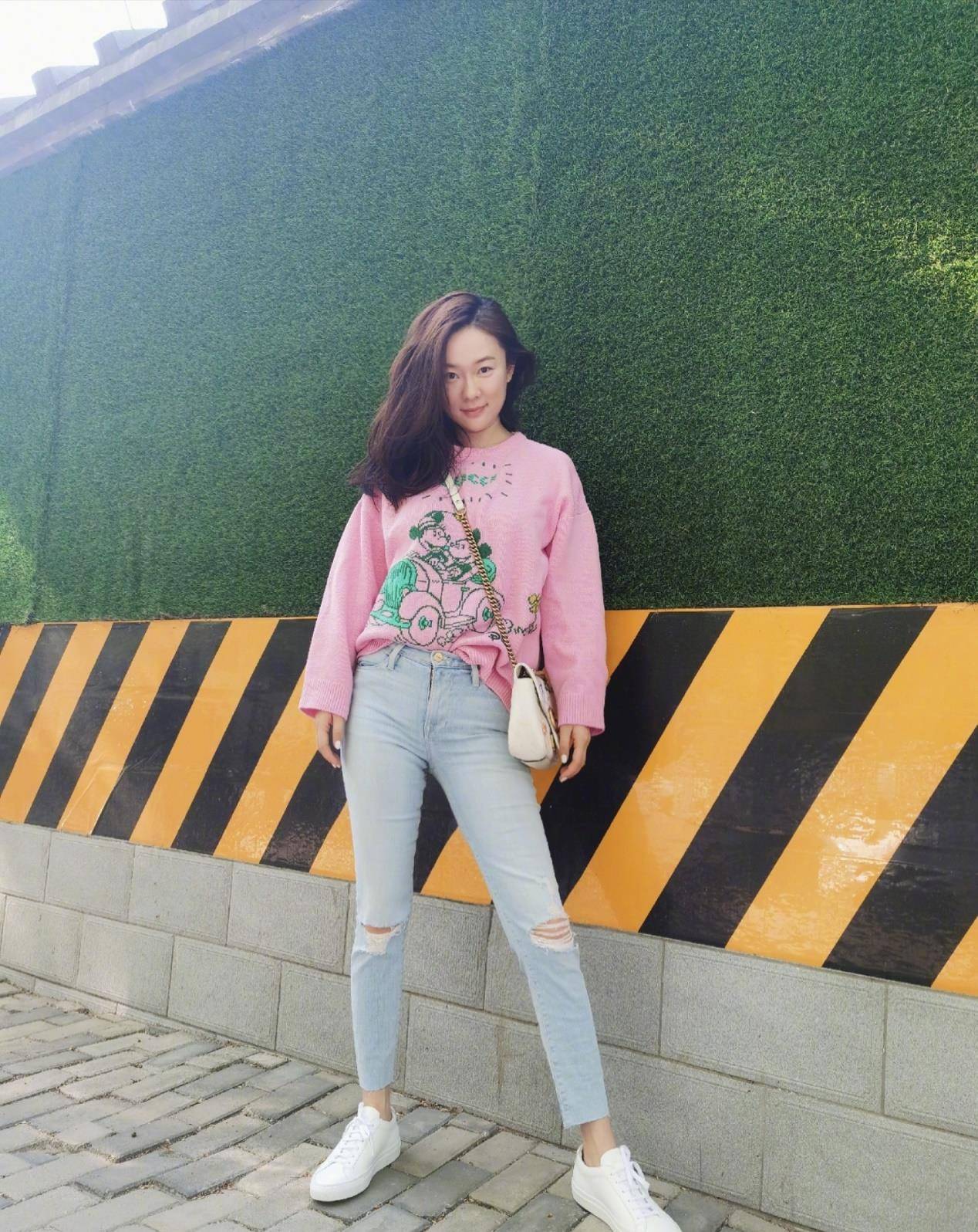 霍思燕真不得了,6岁娃的妈了身材还很有料,衬衫都藏不住时尚感_造型