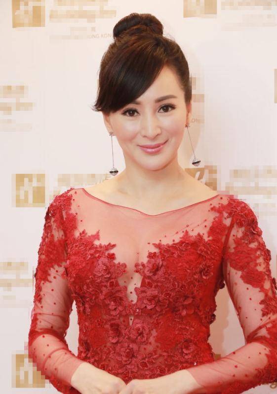 原创55岁的罗霖魅力全开穿一条红色时尚连衣裙高级优雅时尚又迷人