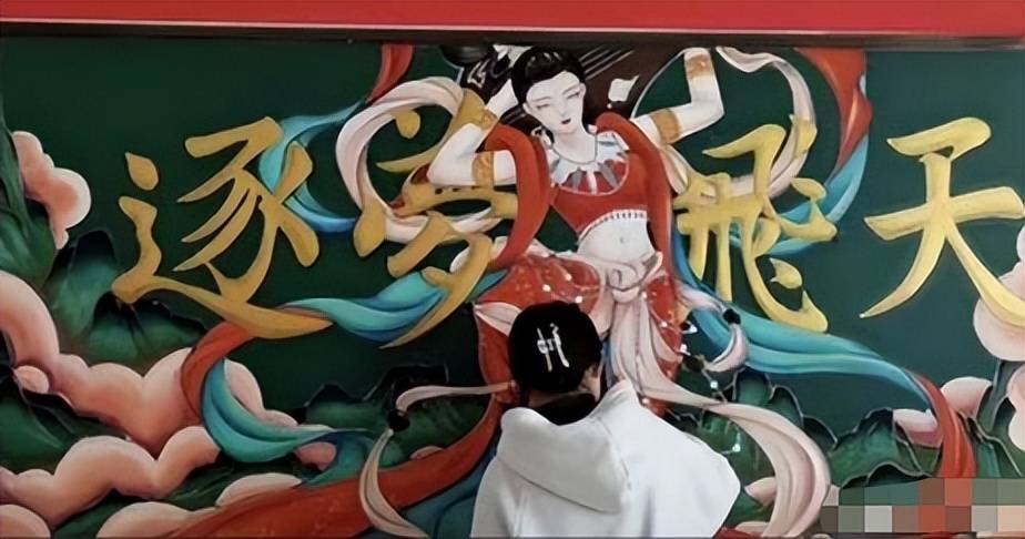 学生在黑板的左边写的板报,在后边画了京剧中的人物,姹紫嫣红,缤纷