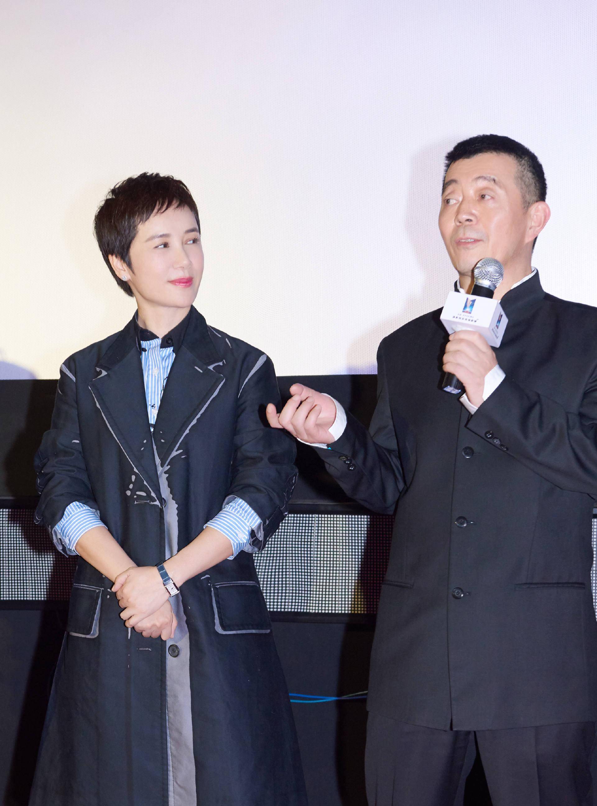 当53岁江珊遇上54岁蒋雯丽,气质和气场大相径庭,各有千秋_女性_服装