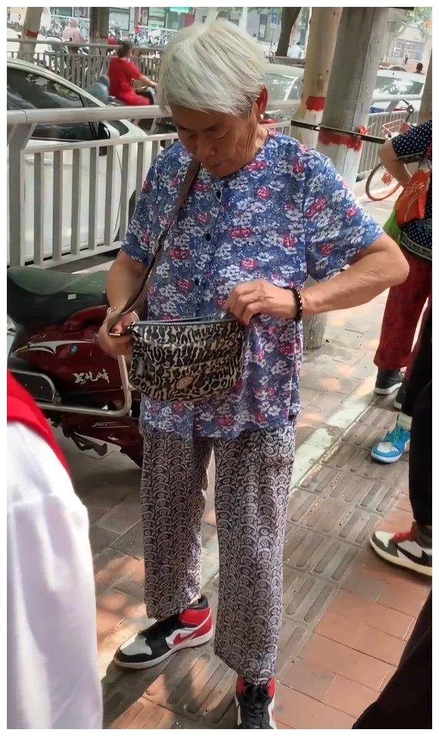 原创60岁大妈花衬衫配aj排队买aj网友你大妈还是你大妈