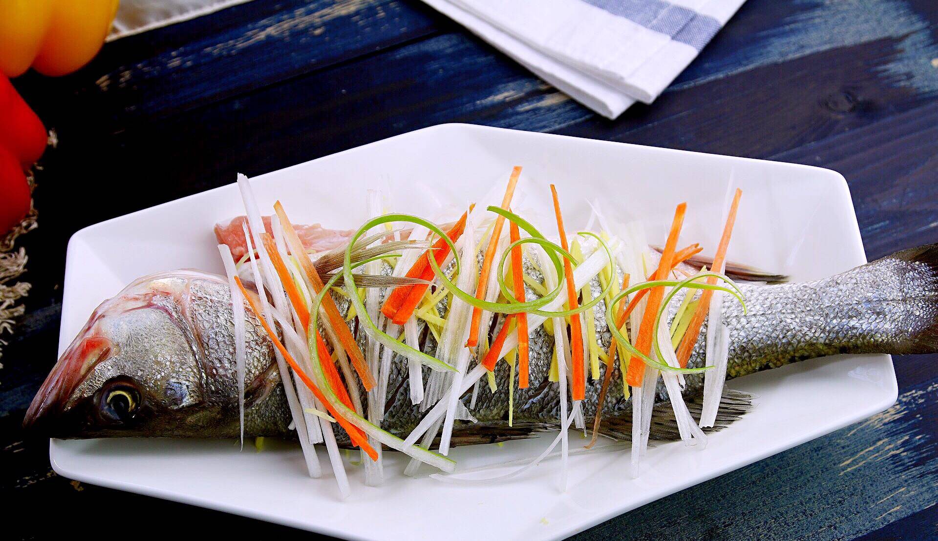 广式清蒸鱼,2017年展现的最后一道菜,年年有余!_姜丝_鱼上_大葱