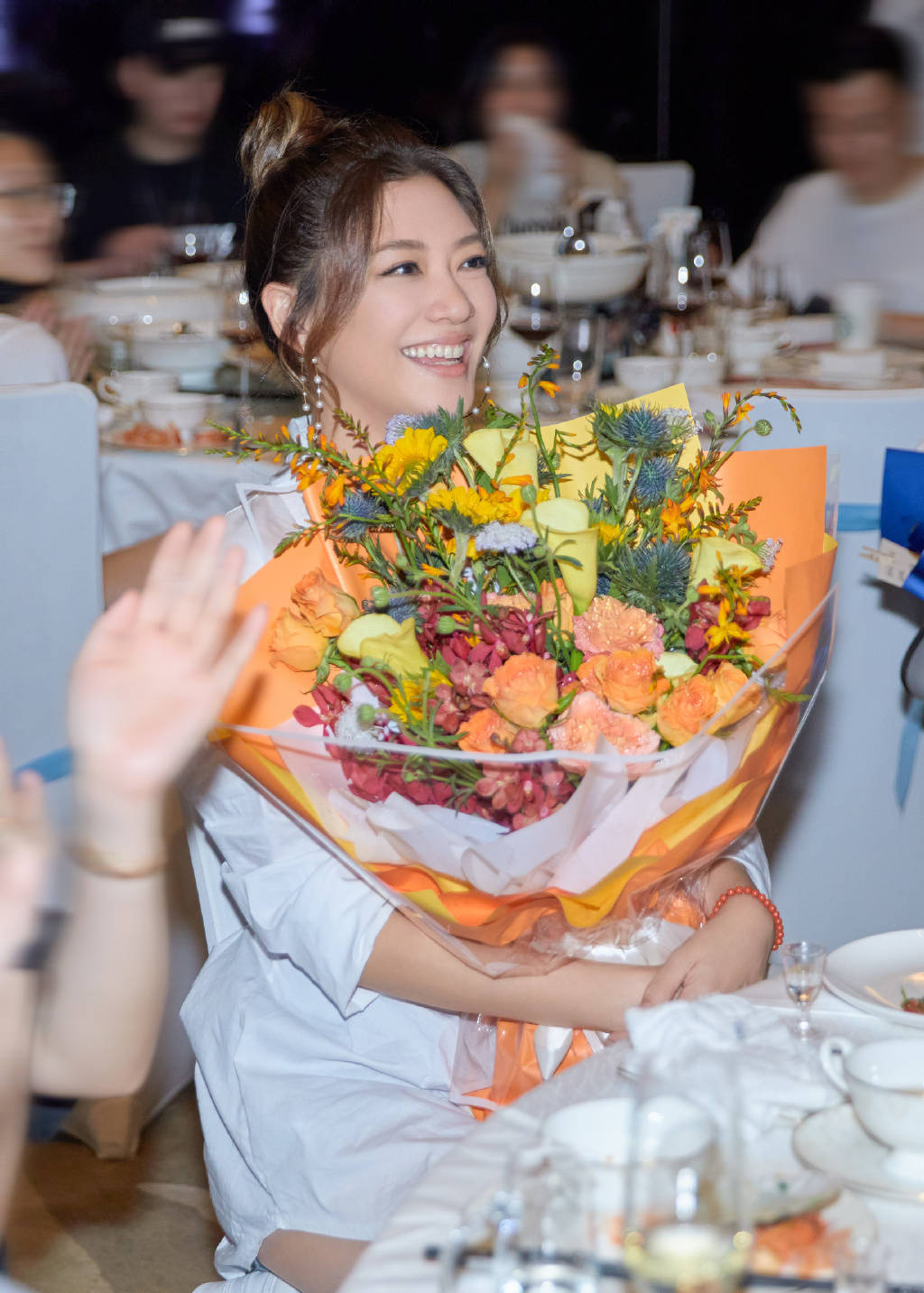 陈小春办55岁生日派对,与岳父罕见同框,翁婿相差6岁却似两代人_应采儿