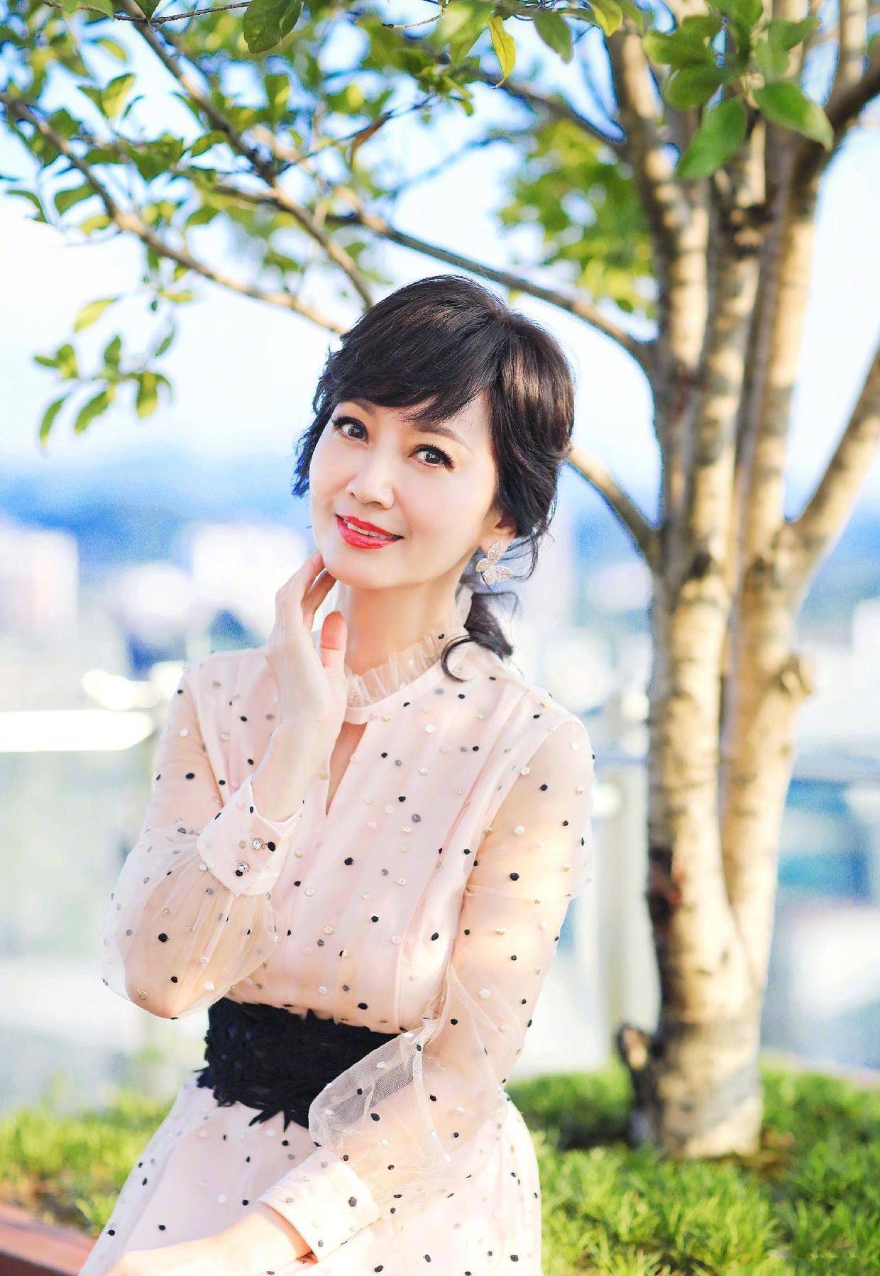 原创赵雅芝真是最赶时髦的奶奶穿波点衬衫配小脚裤洋气年轻20岁