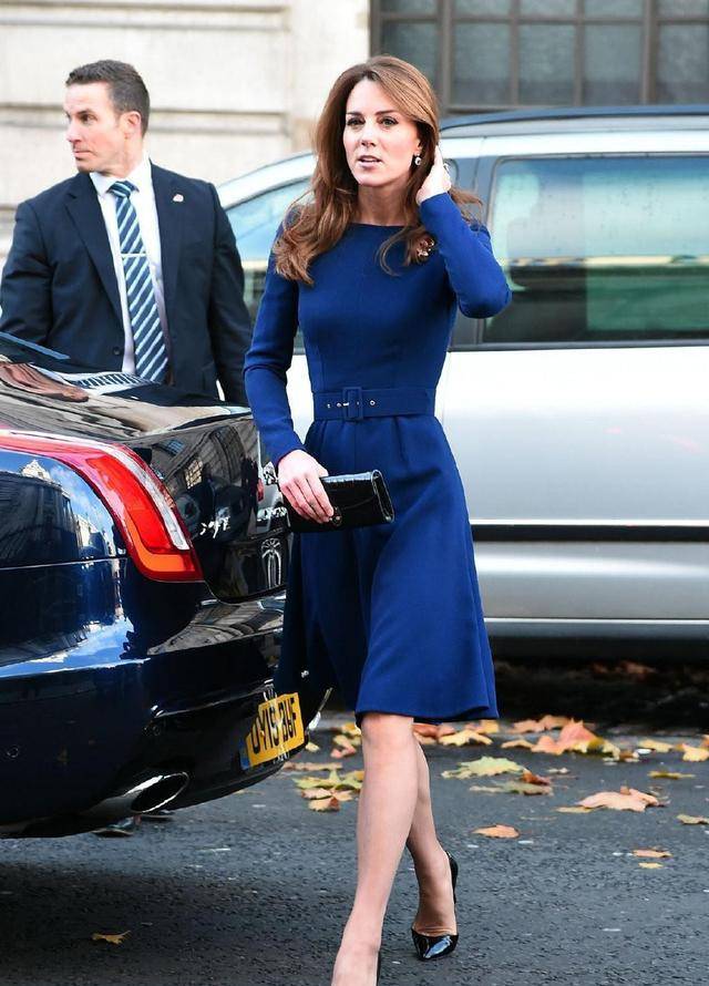 原创凯特王妃的气质真好一袭淡蓝色简约风连衣裙高级又清爽