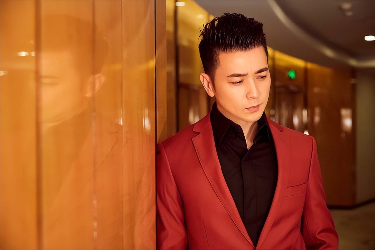保剑锋也被称为是最帅的康熙帝;《至尊红颜》中,保剑锋饰演唐高宗李治