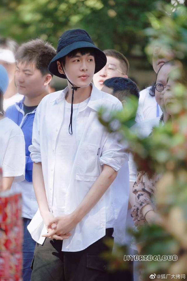 张若昀鸣龙少年开机路透白衣少年清爽干净