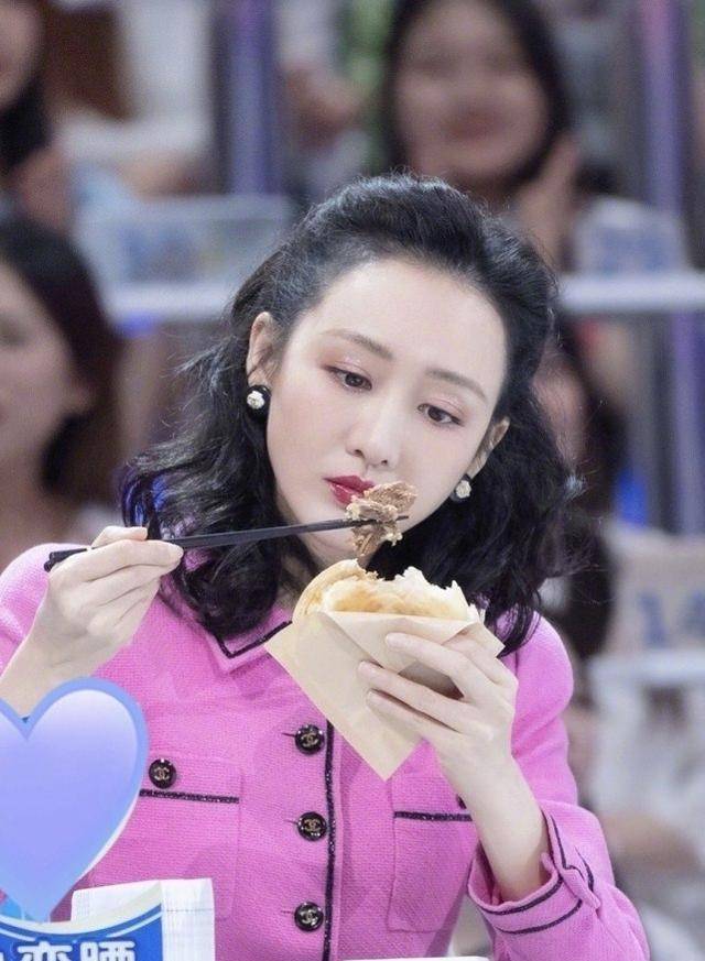 让整体造型更加突出复古风是王鸥的发型,半扎起的卷发让王鸥看起来