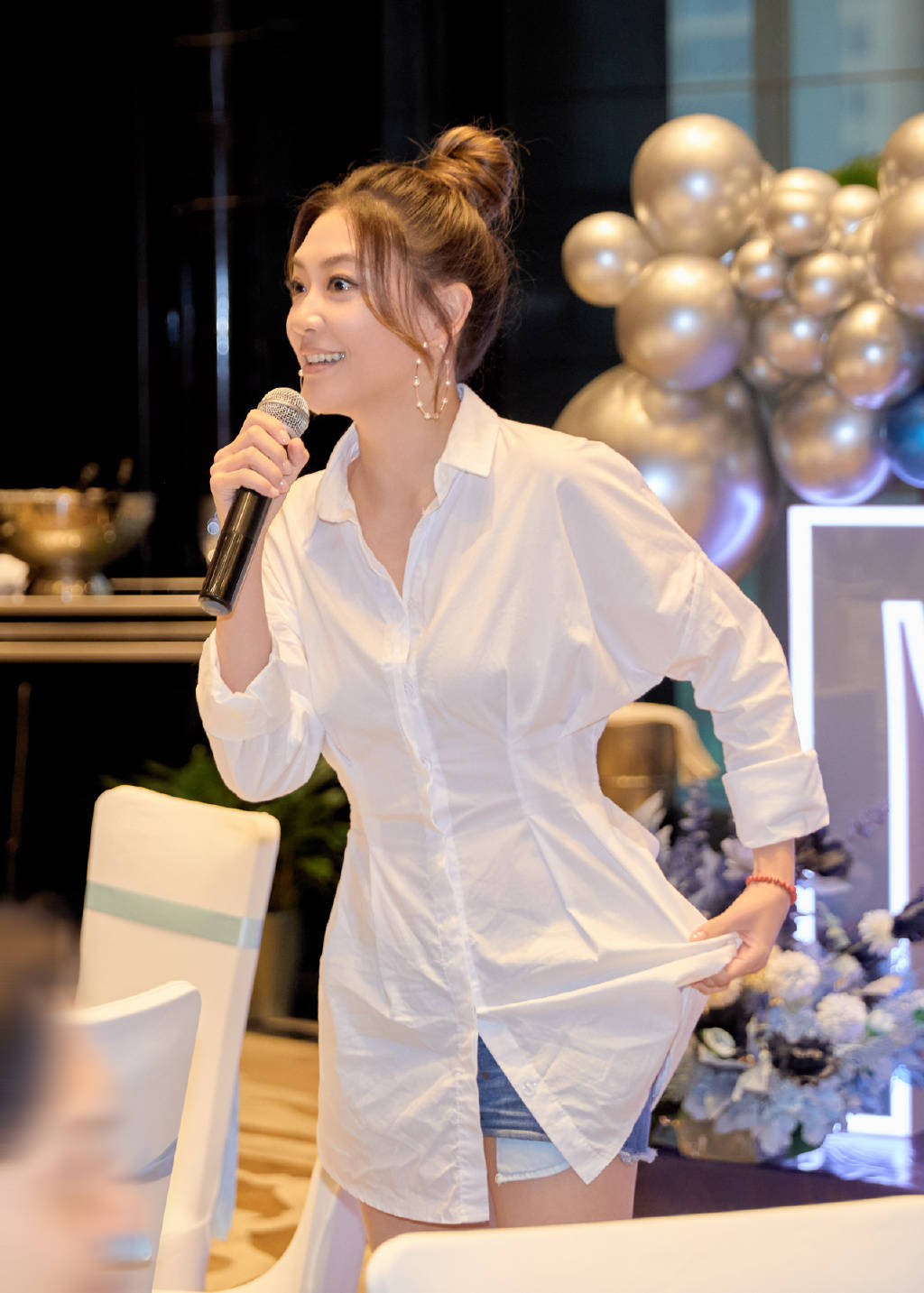 陈小春办55岁生日派对,与岳父罕见同框,翁婿相差6岁却似两代人_应采儿