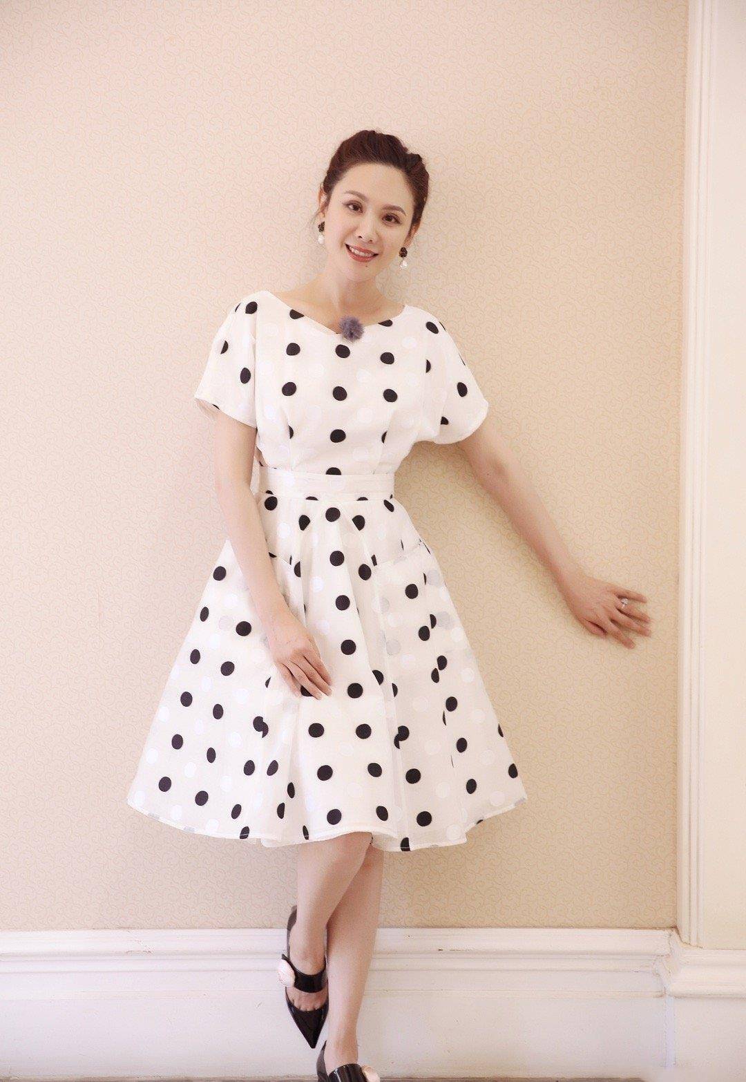 程莉莎出游真会穿,粉色t恤配半身裙扮少女,说她24岁我都信_的设计