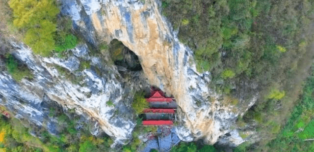贵州这一危险寺庙，建造于在悬崖夹缝中，稍不注意就会被游客忽视