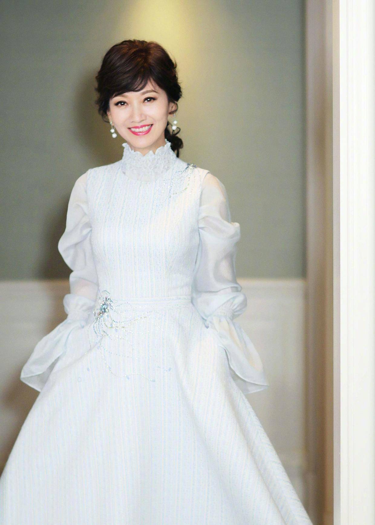 原创赵雅芝真是最赶时髦的奶奶穿波点衬衫配小脚裤洋气年轻20岁