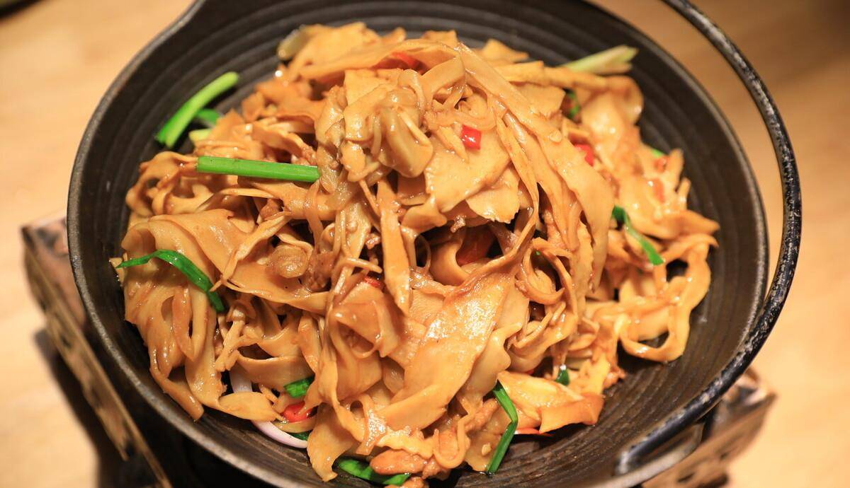 再有一种方法就是,把春笋晒成笋干保存起来,拿来炒着吃,凉拌吃,炖肉吃