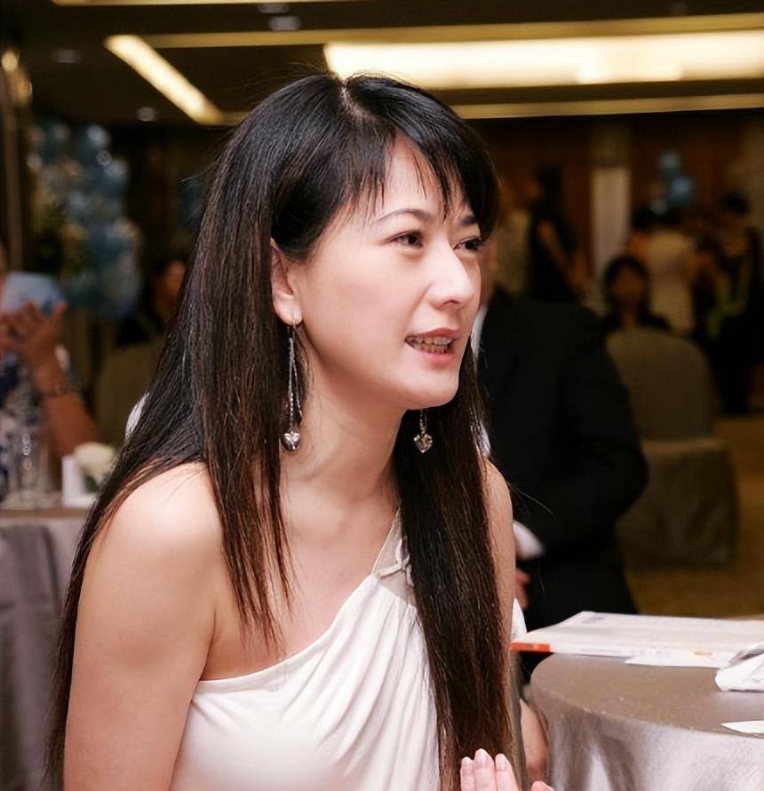 原创离婚25年后戈伟如独自带娃似少女林志隆儿女双全幸福美满