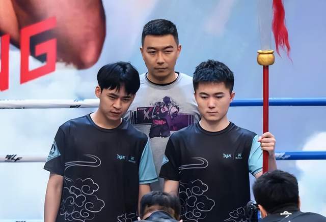 张开朗和明眸拳赛结束前期体力消耗太严重第三场成拥抱局米乐M6 M6米乐(图1)