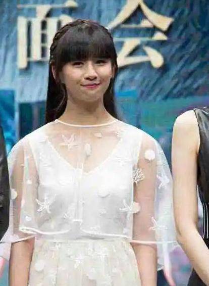 原创22岁小彩旗在变胖的路上越走越远姨妈杨丽萍对她已经失去控制