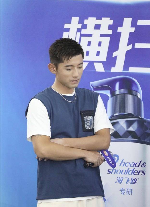 原创张继科私服穿搭也很帅身穿t恤好有型这样的运动员更像男明星