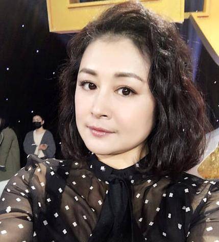 从老师转行拍戏,却因姐夫赵本山而成名_于月仙_乡村_表演