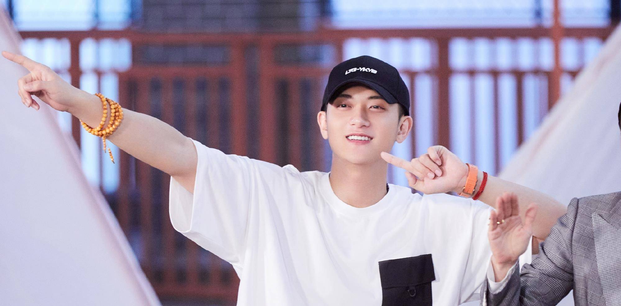 黄子韬云参加好兄弟王彦霖婚礼,表示看哭了,"预定"干爸位置_佳妮_微博