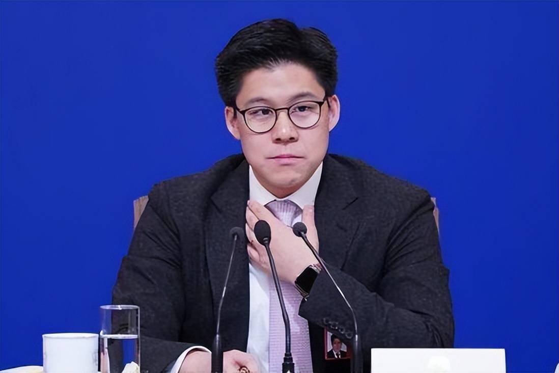 霍启刚独自带娃看演出,父女三人搞怪合影画风可爱