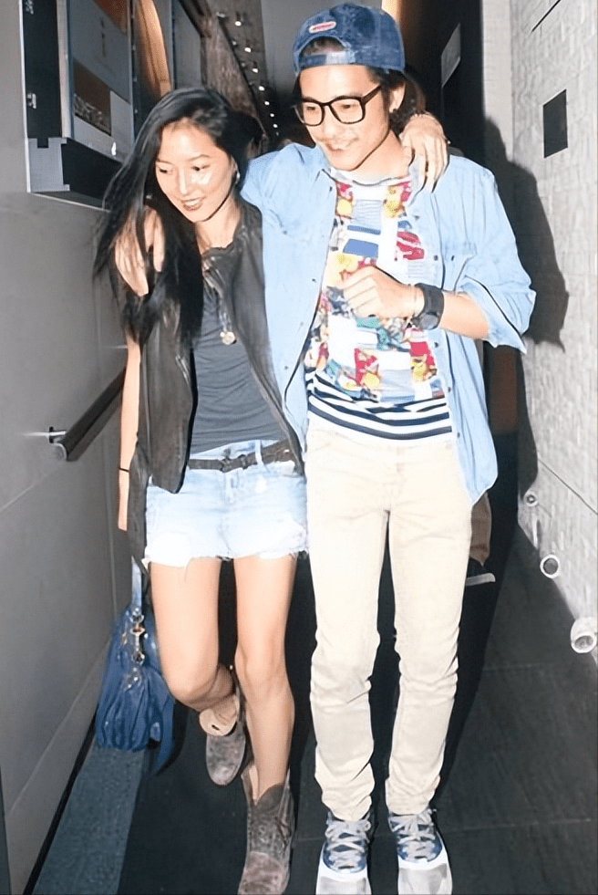 香港知名星二代与女友感情稳定,自认结婚要看时机_林德信_父亲_小时候