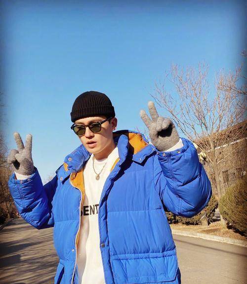 马思纯和张哲轩的恋情疑似曝光之后,确实有不少网友将张哲轩和欧豪