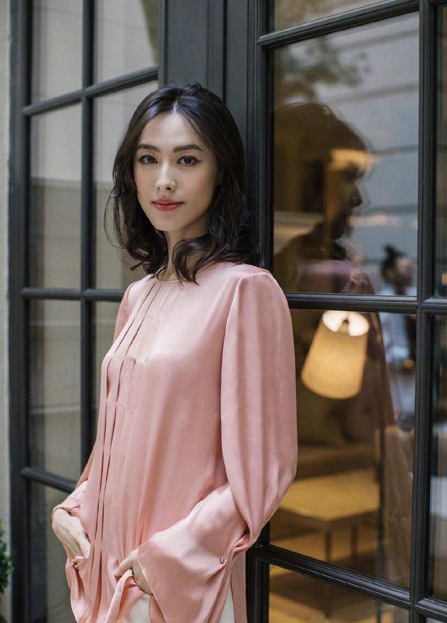 原创31岁梁洛施气质真好穿小香风外套配牛仔裤清新甜美超减龄