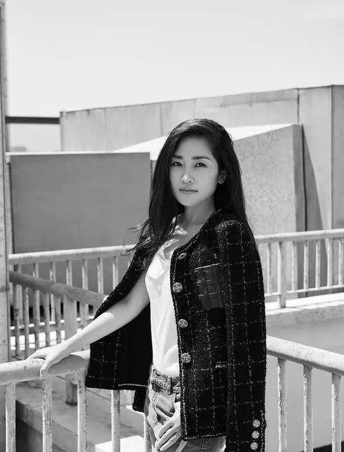 张艺谋大女儿长这样穿黑白碎花裙优雅大气身量娇小气质佳