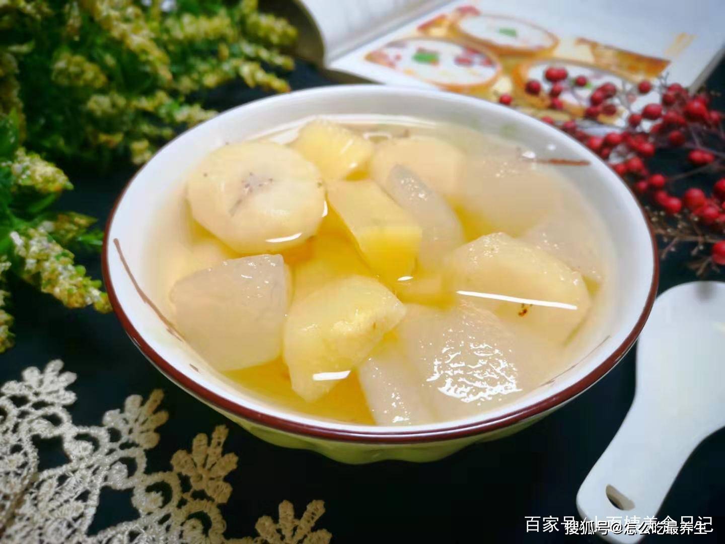 今天小面姨给大家分享一道"甘蔗荸荠梨汤"的美味做法,对于嗓子发痒