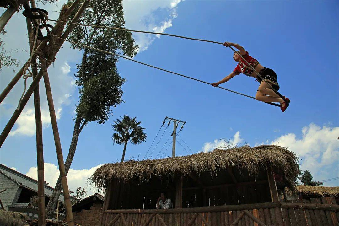 打秋千 | 高登泽 摄树秋千 | 刘正凡 摄腾冲藤编 | 段应宗 摄北海竹编