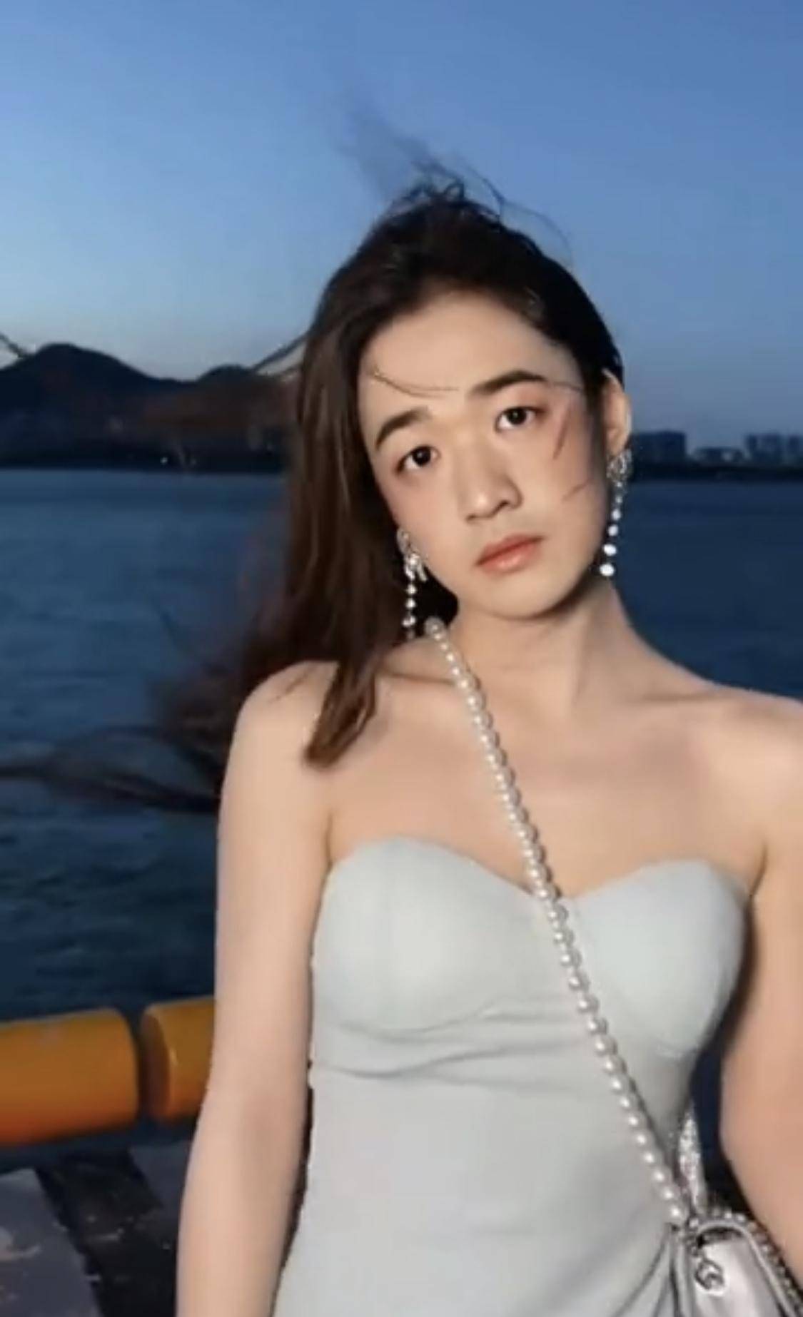 原创包贝尔晒ai换脸女装造型男相女身看着很个性一般人难欣赏