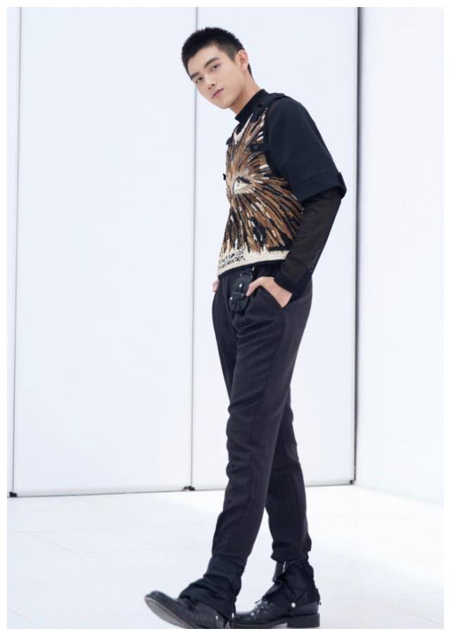 陈飞宇穿猫头鹰卫衣,翩翩公子也能穿上变身cool boy!_黑色_穿着_白色