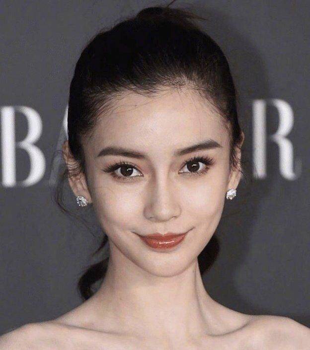 女明星怼脸无p照,娜扎鼻子真的好奇怪,宋祖儿口红都画出嘴唇了_杨幂