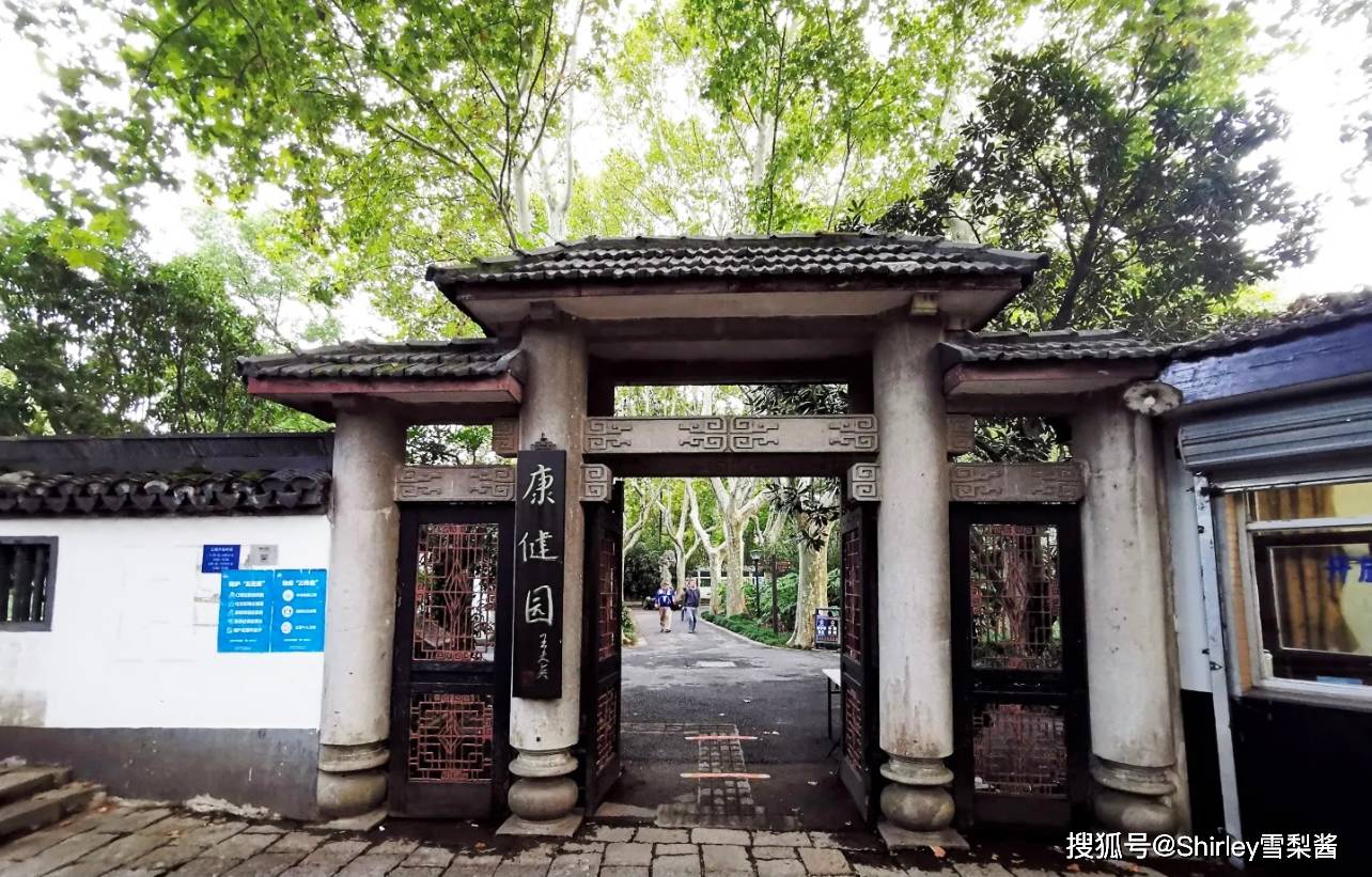 上海少见的日式风情公园，园内山水相依，还曾出土过明代墓道石俑
