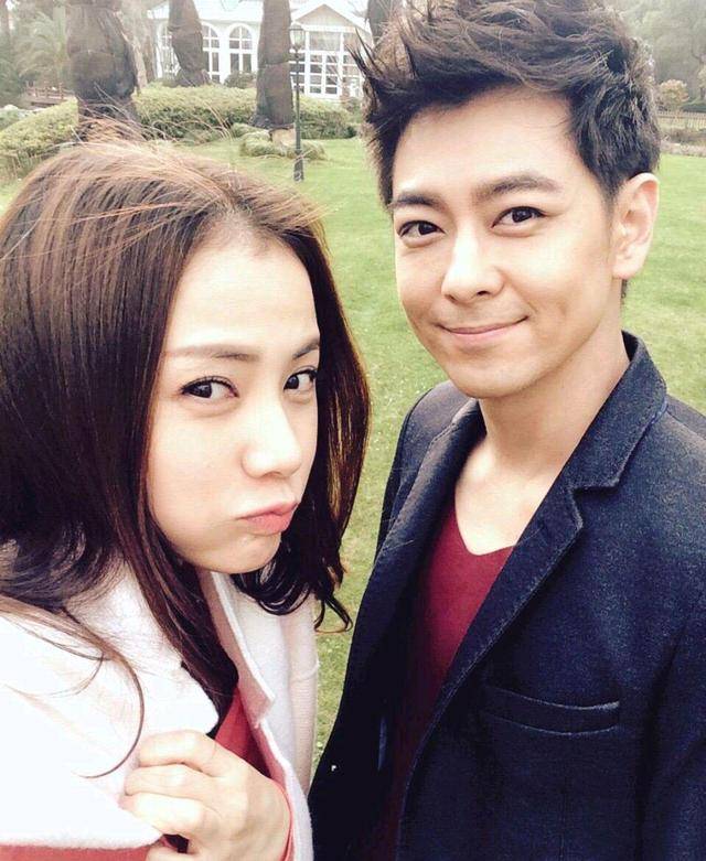 外剧康祈耀晒与黄菲当初结婚照20年过去容颜和现在无异