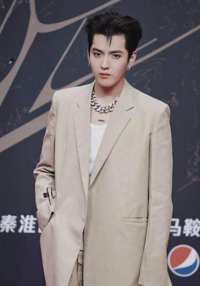 不过说真的,吴亦凡小哥哥真的需要减肥了,不信看个生图……因为《传闻